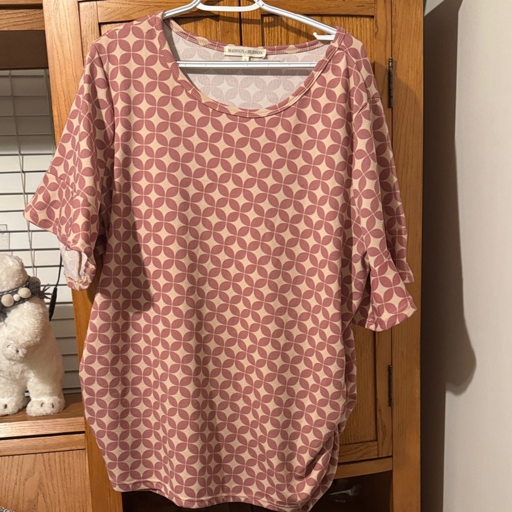 Bobbie Brooks Pink Geometric Short Sleeve Top